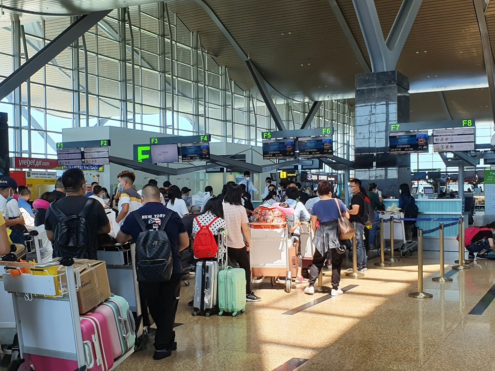Hành khách Trung Quốc xếp hàng làm thủ tục checkin trước khi lên máy bay về nướcHành khách Trung Quốc xếp hàng làm thủ tục check in trước khi lên máy bay về nước