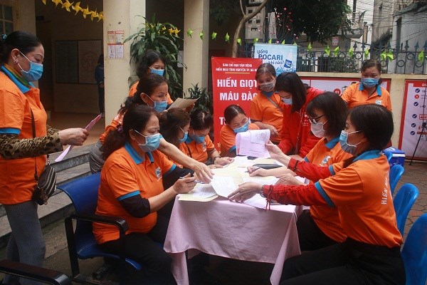 Các thành viên Chi hội Hiến máu tình nguyện của Hội LHPN quận Thanh Xuân tham gia hiến máu tình nguyện