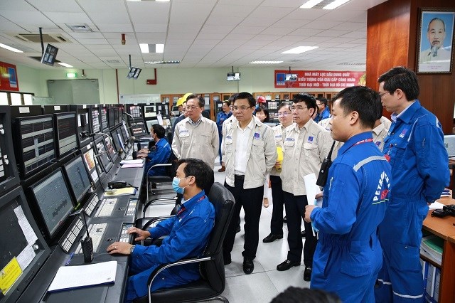 Tổng giám đốc PVN Lê Mạnh Hùng (người áo trắng đứng giữa) và lãnh đạo PVN, BSR thăm Phòng điều khiển trung tâm Nhà máy lọc dầu Dung Quất.