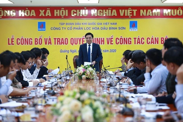 Tổng giám đốc Lê Mạnh Hùng điều hành cuộc họp các cán bộ chủ chốt của Công ty CP LỌc hóa dầu Bình Sơn.