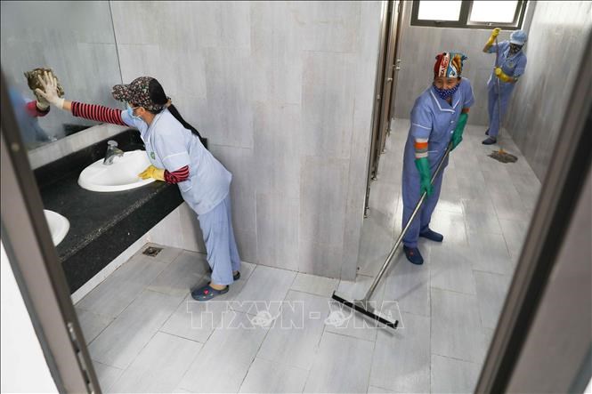 Trường THCS Nhật Tân, quận Tây Hồ hoàn thành phun thuốc khử khuẩn lần thứ ba, kết hợp dọn dẹp, tổng vệ sinh toàn diện cơ sở vật chất trong ngày 15/2.
