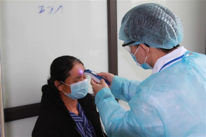 Bác sĩ bệnh viện đa khoa tỉnh Lạng Sơn kiểm tra thân nhiệt định kỳ cho các trường hợp nghi ngờ nhiễm COVID-19