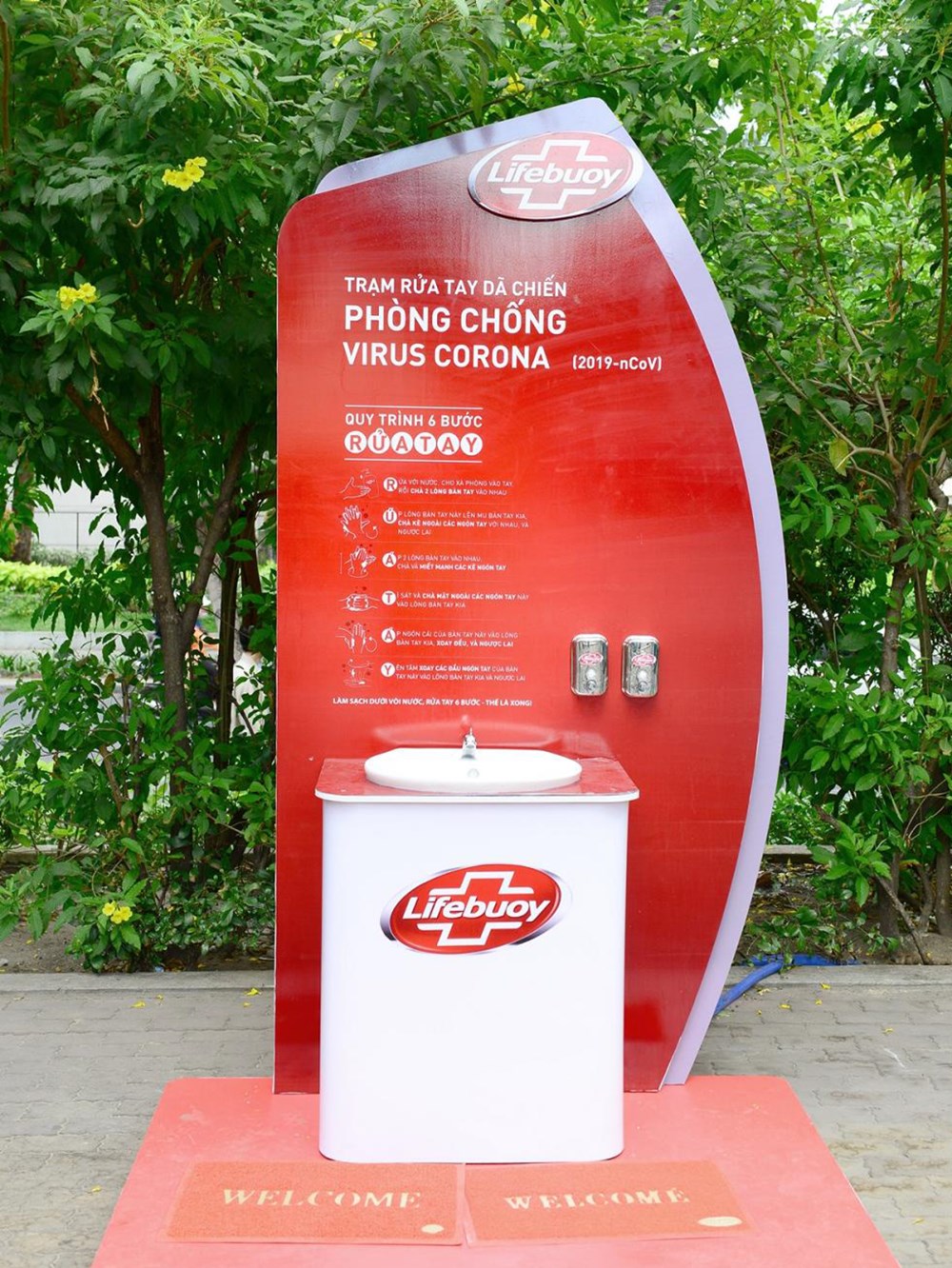 Trạm rửa tay dã chiến Lifebuoy cung cấp đầy đủ nước sạch và xà phòng sạch khuẩn miễn phí