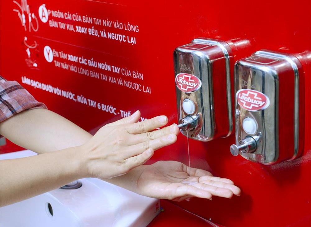 Rửa tay thường xuyên và đúng cách với nước và xà phòng diệt khuẩn là cách phòng bệnh đơn giản và hiệu quả nhất