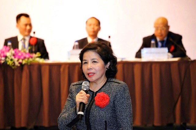 Bà Mai Kiều Liên, Chủ tịch HĐQT GTN đang trả lời các câu hỏi của cổ đông đưa ra trong Đại hội cổ đông diễn ra sáng 15/02.