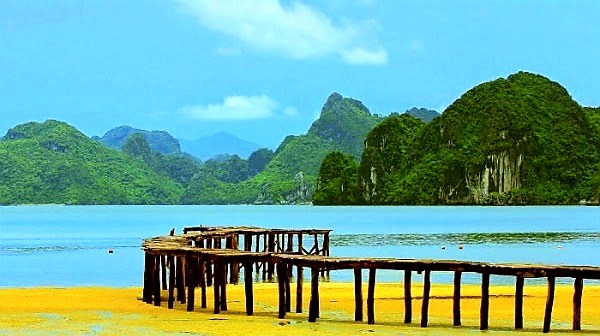 Du lịch biển đang là lợi thế của Vân Đồn, Quảng Ninh.