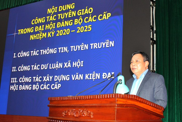 Trưởng ban Tuyên giáo Thành ủy Nguyễn Văn Phong phát biểu tại hội nghị.