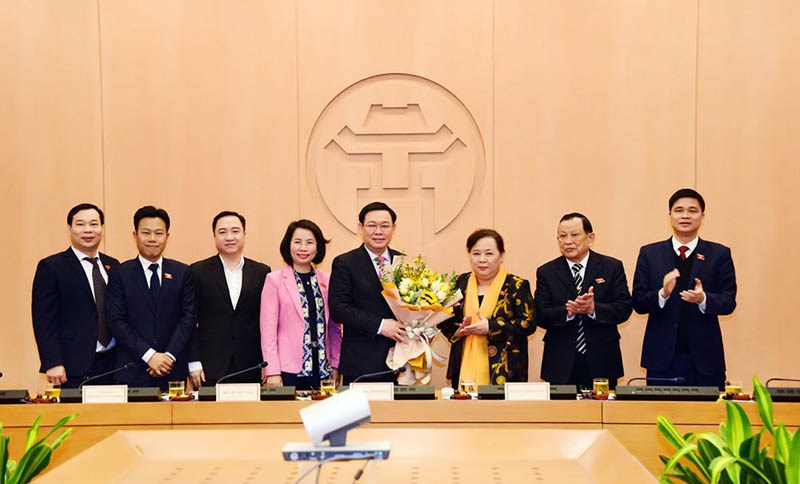 Đoàn đại biểu thành phố Hà Nội tặng hoa, chúc mừng Ủy viên Bộ Chính trị, Bí thư Thành ủy Hà Nội Vương Đình Huệ được bầu làm Trưởng đoàn đại biểu Quốc hội thành phố Hà Nội.
