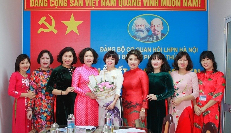 Các đại biểu tham dự buổi lễ tặng hoa chúc mừng đảng viên mới