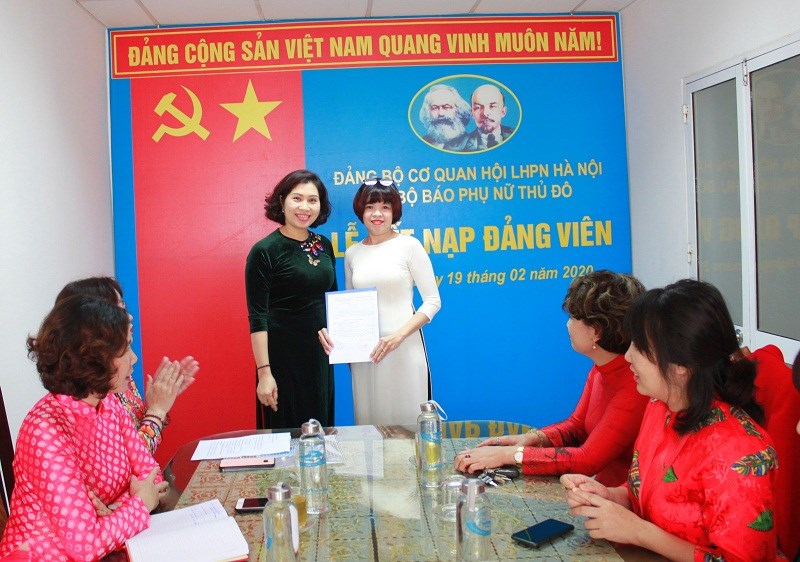 Đồng chí Lê Thị Hồng Minh- Bí thư Chi bộ Báo PNTĐ trao quyết định chuẩn y kết nạp đảng viên mới cho đoàn viên ưu tú Lê Thanh Hương