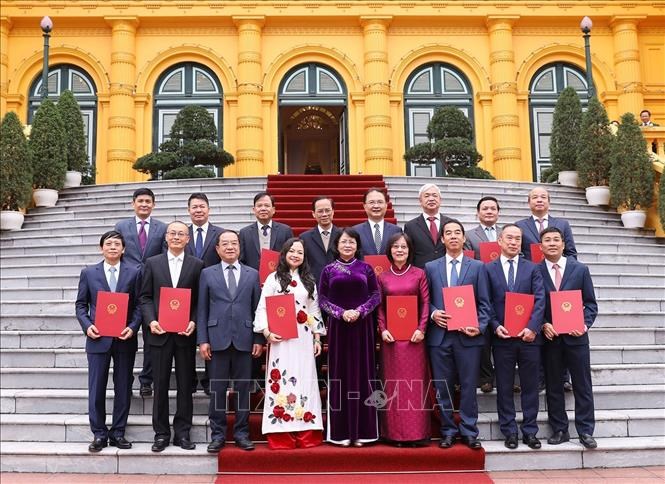 Phó Chủ tịch nước Đặng Thị Ngọc Thịnh với các đại biểu và Đại sứ mới được phong hàm