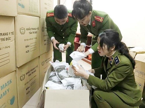 Ngày 17/2, công an quận Đống Đa, Hà Nội đã phát hiện và xử lý 2 vụ kinh doanh hàng hóa là khẩu trang nhập lậu không rõ nguồn gốc xuất xứ