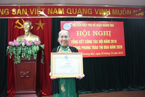 Bà Phan Thị Kim Chi nhận danh hiệu “Phụ nữ tiêu biểu” do TW Hội LHPN Việt Nam trao tặng năm 2019