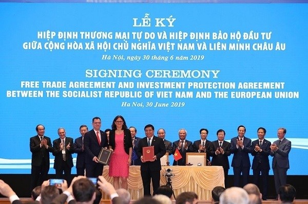 Bộ trưởng Kế hoạch và Đầu tư Nguyễn Chí Dũng đại diện Chính phủ ký Hiệp định bảo hộ đầu tư (IPA).