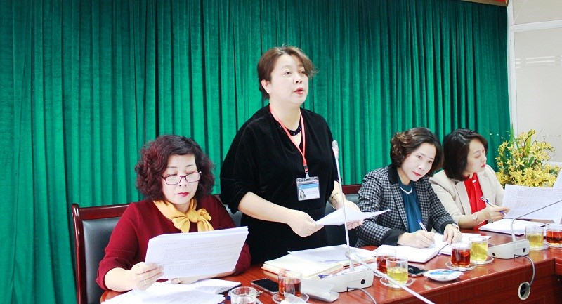 Đồng chí Nguyễn Thị Thu Thủy- Phó Chủ tịch Thường trực Hội LHPN Hà Nội phát biểu tại nghị