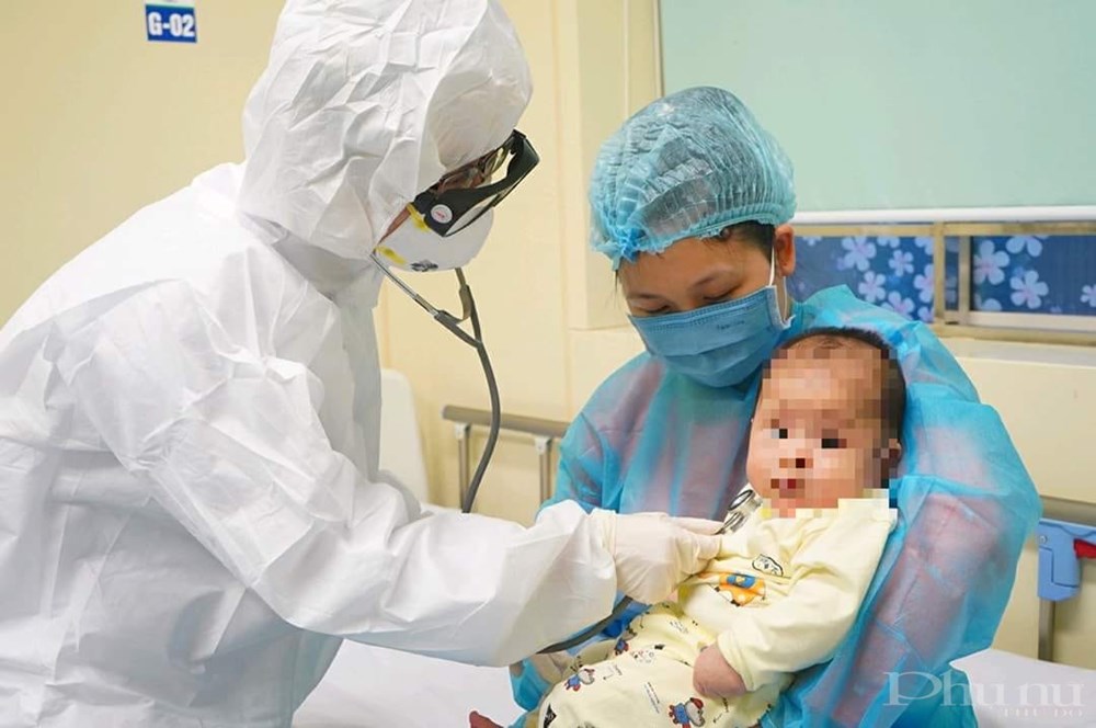 Bác sĩ BV Nhi TƯ khám cho bệnh nhi 3 tháng tuổi