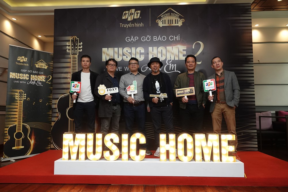 Ban nhạc Anh Em trong ngày ra mắt Music Home mùa hai sáng nay 19-2 tại Hà Nội