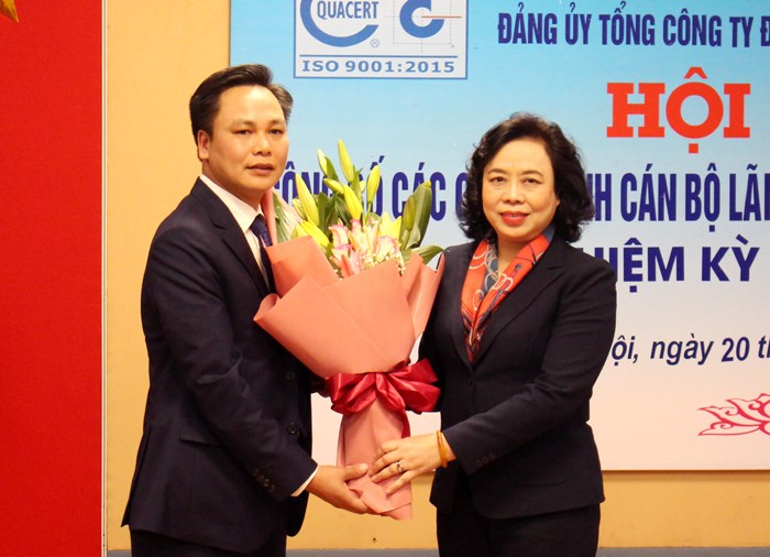 Phó Bí thư Thường trực Thành ủy Ngô Thị Thanh Hằng trao Quyết định và tặng hoa chúc mừng đồng chí Nguyễn Văn Luyến