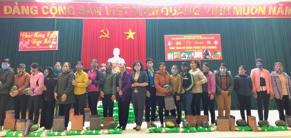 Số quà tặng được chia đều cho 100 hộ gia đình nghèo và cận nghèo trên địa bàn xã Minh Châu