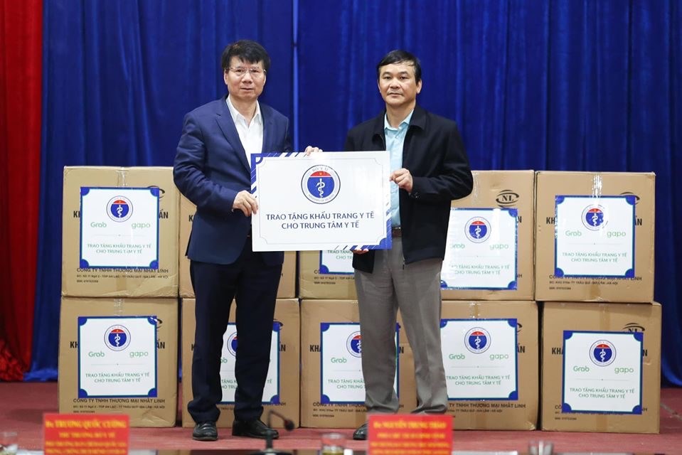 Đại diện Bộ Y tế tặng khẩu trang y tế cho TTYT tại Cao Bằng