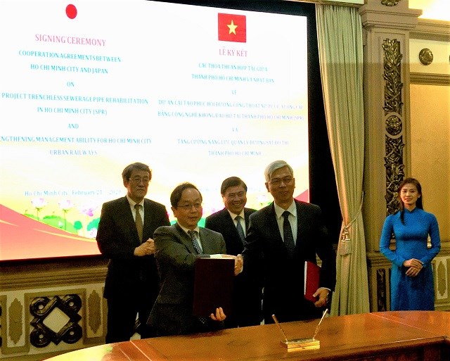 Ông Konaka Tetsuo, Trưởng đại diện Văn phòng JICA tại Việt Nam (hàng trước, bên trái) và ông Võ Văn Hoan, Phó Chủ tịch UBND TP. Hồ Chí Minh (hàng trước, bên phải) ký Hiệp định Viện trợ không hoàn lại.