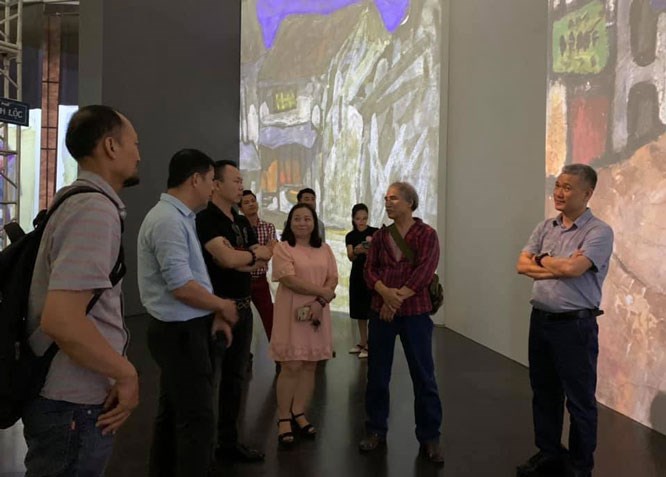 Khách tham quan hào hứng với triển lãm được ứng dụng công nghệ đa phương tiện của Bảo tàng Hà Nội.