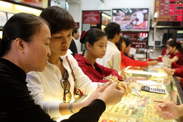 Khách hàng mua đồ trang sức tại một cửa hàng kinh doanh vàng bạc trên phố Trần Nhân Tông