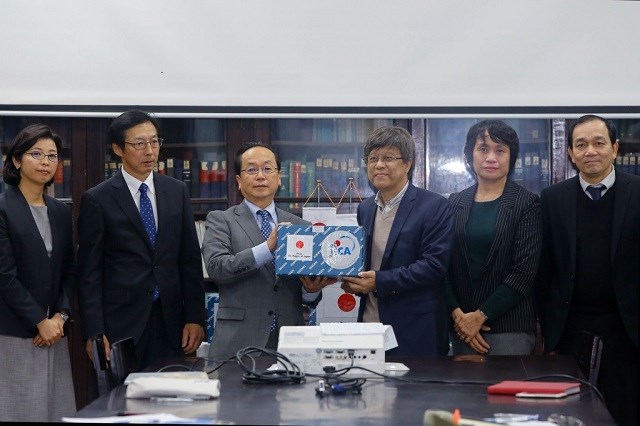 Ông Konaka Tetsuo, Trưởng đại diện Văn phòng JICA tại Việt Nam (hàng trước, bên trái) trao viện trợ sinh phẩm cho lãnh đạo Viện Pastuer TPHCM.