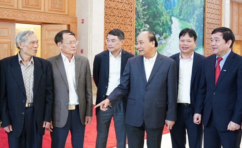 Thủ tướng Nguyễn Xuân Phúc trao đổi với các thành viên Hội đồng Tư vấn chính sách tài chính, tiền tệ quốc gia.