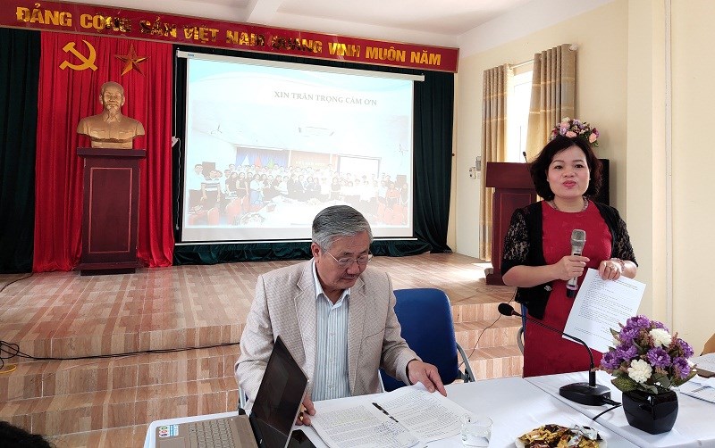 Bà Nguyễn Thị Hảo, Giám đốc Trung tâm Phát triển phụ nữ Hà Nội hướng dẫn các chị em phụ nữ cách đăng ký tham gia ý tưởng , sản phẩm sáng tạo năm 2020