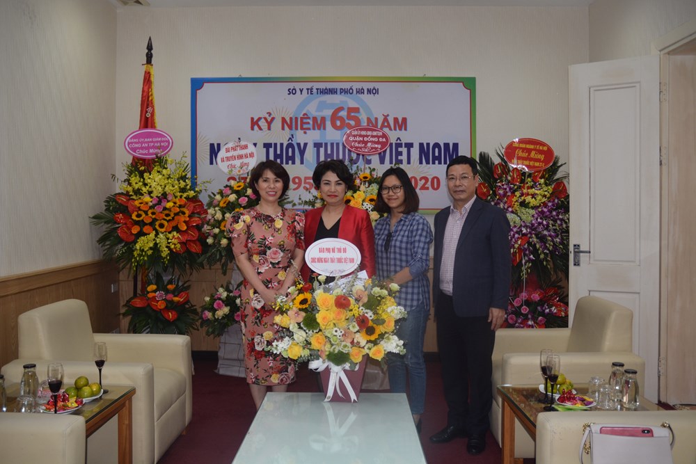 Báo Phụ nữ Thủ đô thăm, tặng hoa chúc mừng Sở Y tế Hà Nội