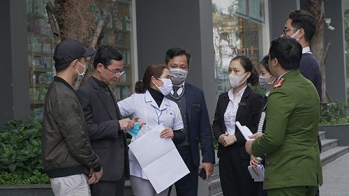 Các thành viên BCĐ phòng chống dịch Covid-19 phường Mễ Trì tới từng nhà dân, khu chung cư tuyên truyền cách phòng dịch