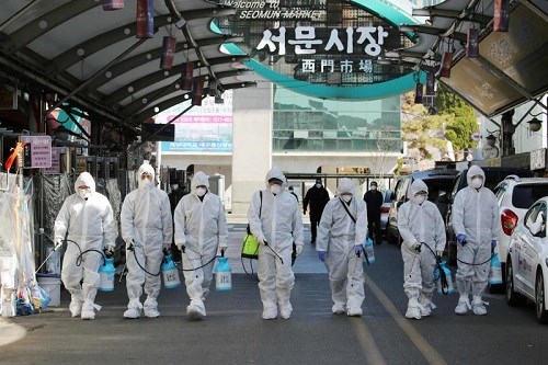 Phun thuốc khử trùng tại một chợ ở thành phố Daegu, Hàn Quốc