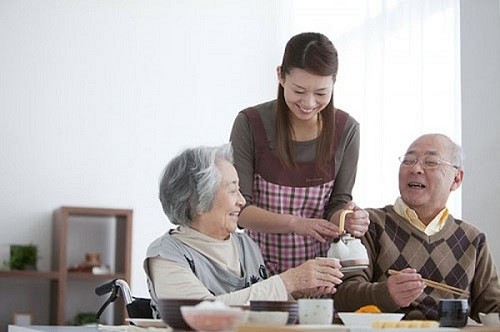 Cha mẹ tuổi xế chiều luôn mong muốn sống chung với con cháu để cậy nhờ