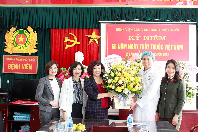 Hội LHPN Hà Nội thăm, chúc mừng bệnh viện Công an TP Hà Nội