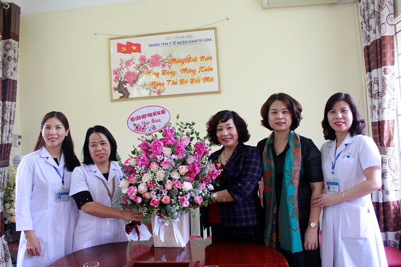 Lãnh đạo Hội LHPN Hà Nội thăm, chúc mừng Trung tâm y tế quận Nam Từ Liêm