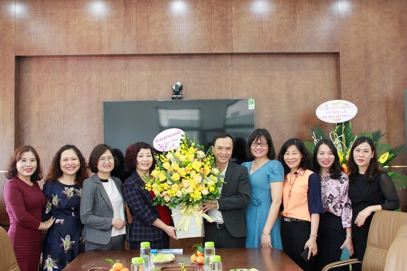 Hội LHPN Hà Nội, Hội LHPN quận Thanh Xuân thăm, chúc mừng Trung tâm y tế quận Thanh Xuân