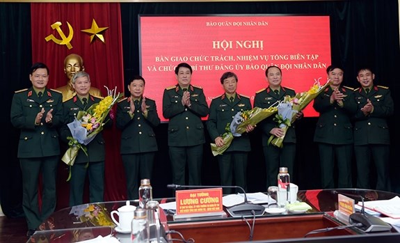 Đại tướng Lương Cường chúc mừng các đồng chí bàn giao và nhận bàn giao nhiệm vụ.