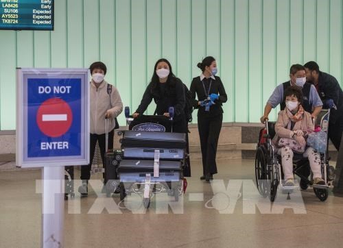 Người dân đeo khẩu trang để phòng tránh lây nhiễm COVID-19 tại sân bay ở Los Angeles, California, Mỹ, ngày 29/2/2020.