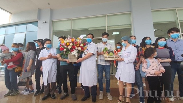 Các công dân Việt Nam trở về từ Vũ Hán được cách ly theo dõi, chăm sóc tại BV Bệnh nhiệt đới TƯ tặng hoa, quà cho bác sĩ điều trị.
