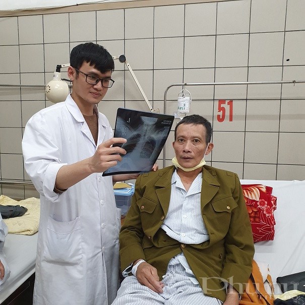 BS Lê Văn Duy - khoa Ngoại tổng hợp bệnh viện Bạch Mai kiểm tra phim chụp cho bệnh nhân sau 2 tuần phẫu thuật.
