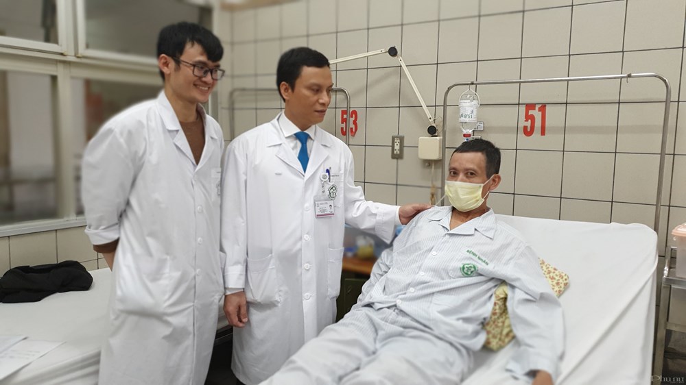 Các bác sĩ khoa Ngoại, bệnh viện Bạch Mai kiểm tra sức khỏe bệnh nhân trước khi xuất viện