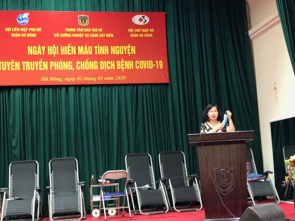 Chị Lê Thị Thanh Bình, Trưởng phòng Y tế quận Hà Đông tuyên truyền cách phòng, tránh dịch Covid-19