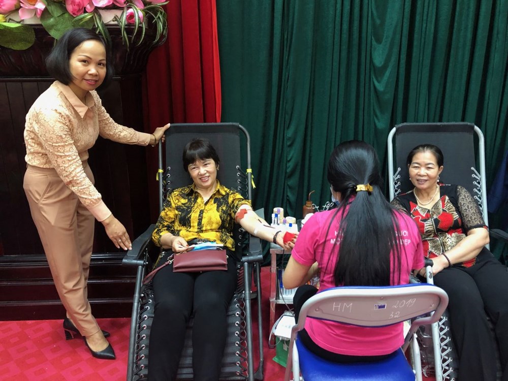Chị Lại Hà Phương, Chủ tịch Hội LHPN quận Hà Đông (ngoài cùng bên trái) động viên chị em tham gia hiến máu