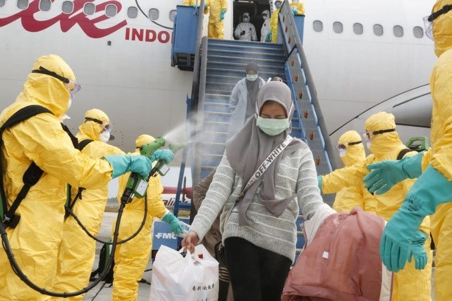 Công dân Indonesia trở về từ Hồ Bắc (Trung Quốc) được phun khử khuẩn ngay từ chân máy bay