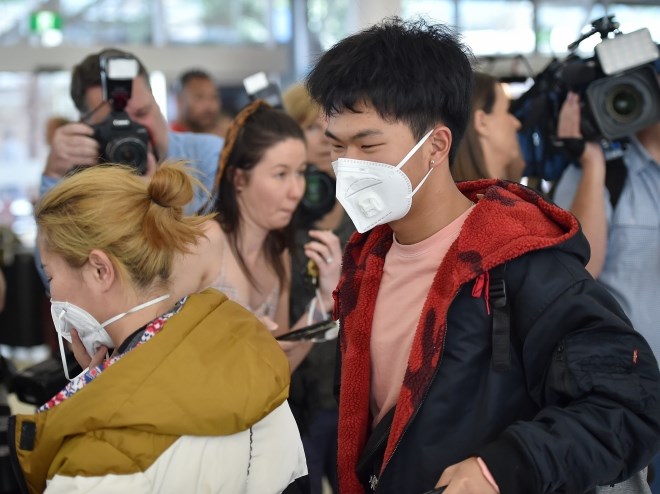Người dân đeo khẩu trang để phòng tránh lây nhiễm COVID-19 tại sân bay ở Sydney, Australia, ngày 23/1/2020.