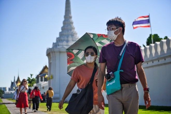 Người dân đeo khẩu trang để phòng tránh lây nhiễm COVID-19 tại Bangkok, Thái Lan, ngày 27/1/2020.