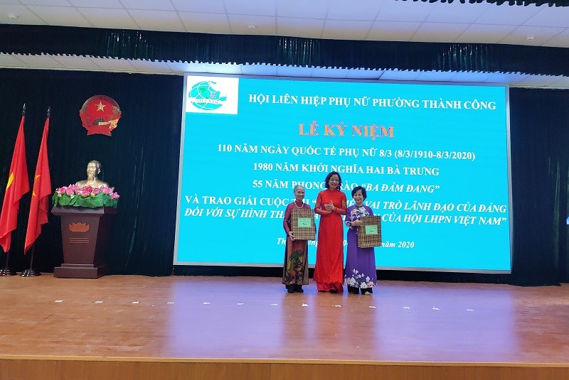 Đồng chí Đinh Thị Phương Liên- Chủ tịch Hội LHPN quận thay mặt cán bộ hội viên phụ nữ toàn quận tặng quà cho đại diện các bà các cô trong phong trào Ba đảm đang trên địa bàn phường