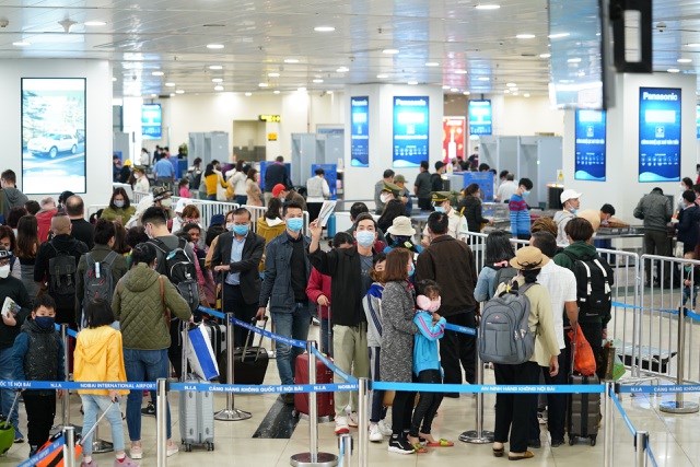 Hành khách tại sân bay Tân Sơn Nhất