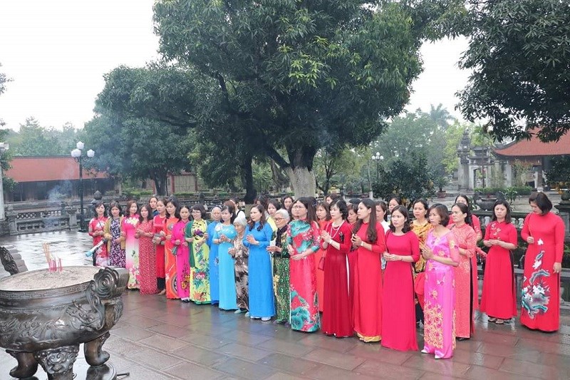 Hội LHPN huyện Gia Lâm làm lễ dâng hương tại đền thờ Hai Bà Trưng huyện Mê Linh